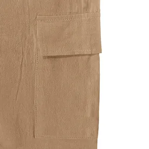 Primo piano della tasca cargo e della trama del tessuto di lino traspirante degli shorts.