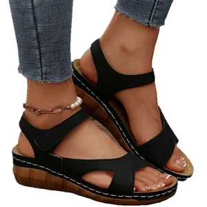 Sandali con zeppa e plateau neri da donna con punta aperta e cinturino velcro da spiaggia