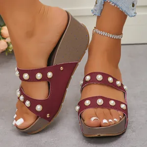 Sandales à Plateforme Compensée pour Femmes Mode Perles Artificielles Rivet Bout Ouvert Pantoufles Romaines Été Cuir PU Chaussures de Plage Décontractées