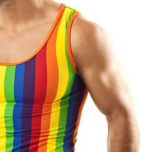 Vue détaillée des rayures arc-en-ciel et du tissu extensible sur un débardeur pour hommes.