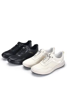 Detailweergave van ademende herensneakers gemaakt van zwart en wit leer en mesh