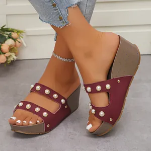 Sandales compensées bordeaux avec détails de perles et rivets sur doubles brides