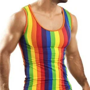 Gros plan d'un débardeur de sport arc-en-ciel pour homme sur un modèle