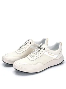 Detail van ademend mesh en leertextuur van witte hardloopschoenen voor heren