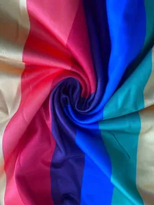 Gros plan de haute qualité d'un tissu élastique à rayures arc-en-ciel pour gilet sport
