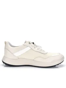 Zijaanzicht detail van lichtgewicht crème heren sneakers van leer en mesh.
