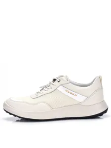 Zijaanzicht van lichte, ademende hardloopschoenen voor heren met mesh- en leren panelen.