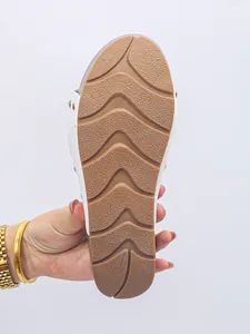 Détail de la semelle en caoutchouc marron antidérapante d'une sandale compensée, taille 37