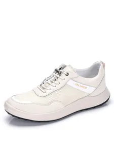 Gedetailleerd overzicht van ademende leren mesh hardloopschoenen voor heren crème