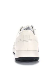 Achteraanzicht van ademende beige herensneakers van leer en mesh voor dagelijks