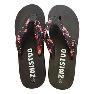 Eleganti infradito nere da donna con cinturini a fiori per un look estivo casual e alla moda