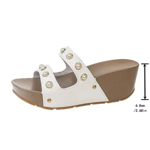 Vue détaillée de la sandale compensée pour femme avec rivets perlés et talon de 6,8 cm