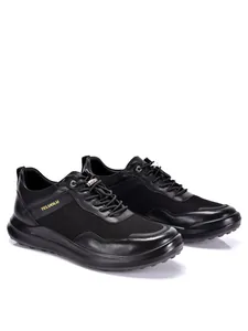 Detail van ademende zwarte mesh en lederen hardloopschoenen voor heren model