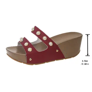 Vue détaillée de profil de la sandale compensée rouge pour femme avec talon de 6,8 cm.