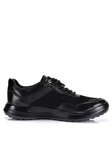 Gedetailleerd zijprofiel van lichte, ademende herensneakers van leer en mesh stof