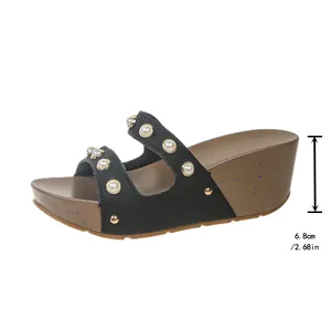Vue détaillée de sandales compensées noires avec talon de 6,8 cm et clous de perles
