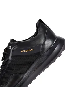 Detailweergave van zwarte ademende mesh en leren hardloopschoenen voor heren