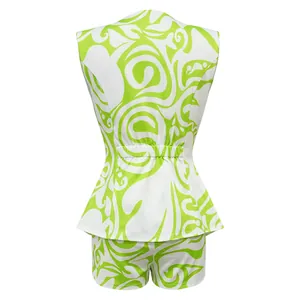 Achteraanzicht van de tweedelige damesset met groene abstracte print en elastische taille