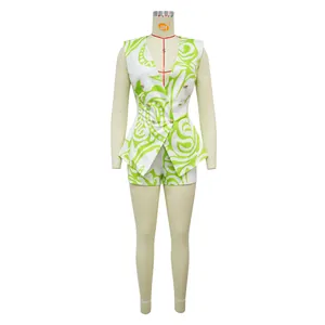 Volledig zicht op de bedrukte 2-delige dames set met mouwloze blazer en shorts