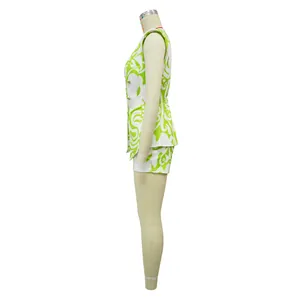 Zijaanzicht van mouwloze V-hals vest en korte broek set voor dames met groene print
