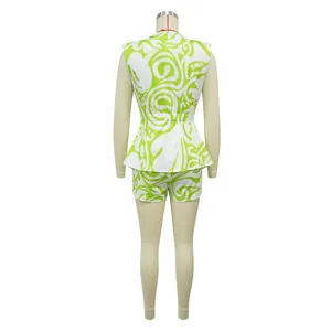 Achteraanzicht van tweedelige damesmode met groen wervelpatroon op mannequin