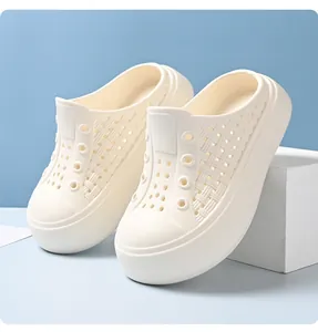 Gros plan détaillé de sabots pour enfants crème légers avec texture tissée respirante