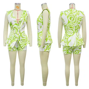 Volledig driezijdige weergave van mouwloos damespak met trendy groen-witte printset