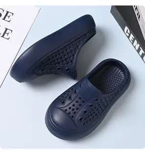 Détail des sabots respirants bleu marine pour enfants avec une texture tissée unique.