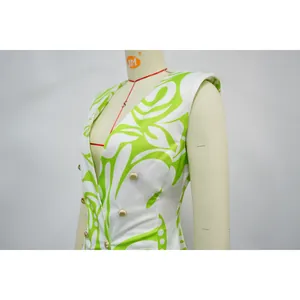 Detailopname van modieuze mouwloze gilet met limoengroene bloemenprint en V-hals