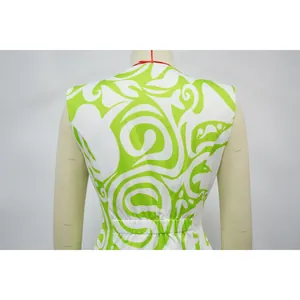 Detailweergave van mouwloze damestop met levendige groen-witte abstracte swirl-print