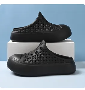 Vue détaillée de sabots de jardin noirs respirants pour enfants avec texture tissée et semelles