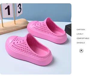 Vue détaillée des sabots roses respirants pour enfants avec une texture tissée élégante