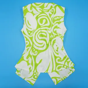 Achteraanzicht mouwloze top met groene abstracte print en gespleten peplum aan de zoom.