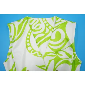 Close-up van limegroen abstract patroon op wit mouwloos vest met V-hals