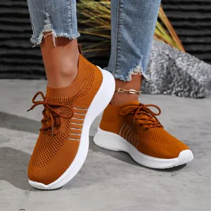 Detailansicht der modischen orangefarbenen Fly-Woven-Sneaker mit dicker weißer Plateausohle