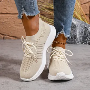 Detailansicht der stylischen beigen Fly-Knit-Sneaker für Damen mit dicker Sohle