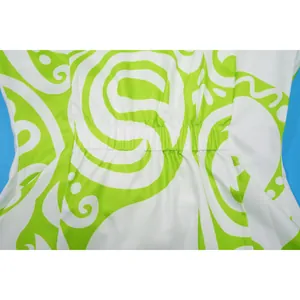 Detailopname van de groen-witte wervelprint stof en elastische stiksels in de taille