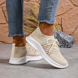 Detailansicht der modischen beigefarbenen Fly-Knit-Sneaker für Damen mit dicker Sohle