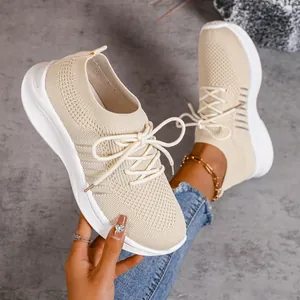 Nahaufnahme der beigen Fly-Knit Plateau-Sneaker mit runder Kappe und Schnürung im Detail