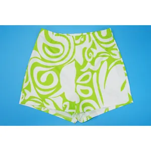 Detailopname van dames short met abstracte wervelprint in limoengroen en wit