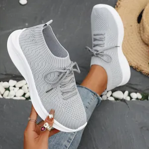 Detailansicht grauer Flyknit-Sneaker mit dicker weißer Plateausohle und Schnürung