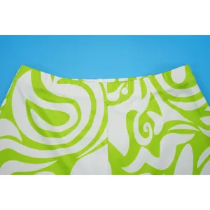 Detailopname van de limoengroene en witte wervelende print op casual damesshorts