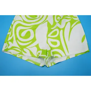 Detailopname van de levendige limoengroene en witte wervelprint op casual damesshorts
