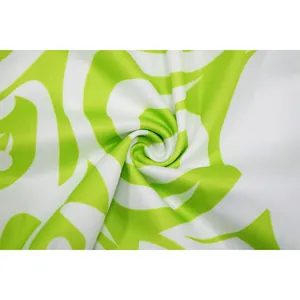Detailopname van groen-witte bladprint stof voor casual dames kostuum set