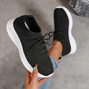 Detailansicht der schwarzen Flyknit-Sneaker für Damen mit weißer Plateausohle.