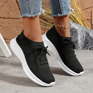 Seitenansicht-Detail von schwarzen Fly-Knit Damen-Sneakers mit weißer Plateausohle