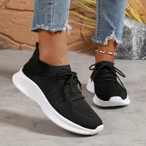 Detailansicht schwarzer atmungsaktiver Flyknit-Sneaker mit weißen Plateausohlen.