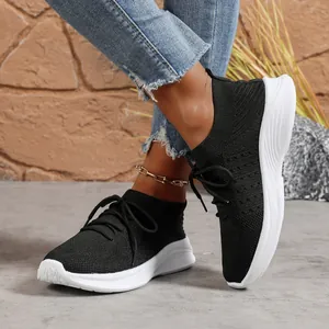 Detaillierte Nahaufnahme von schwarzen Damen-Sneakern aus Flyknit mit dicken weißen Sohlen