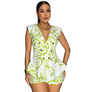 Modieuze groen-witte tweedelige set met mouwloze blazer met print en korte broek