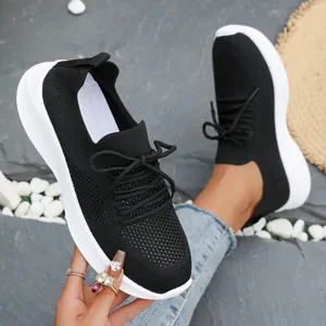 Detailansicht stilvoller schwarzer atmungsaktiver Fly-Knit Sneaker mit Plateausohle